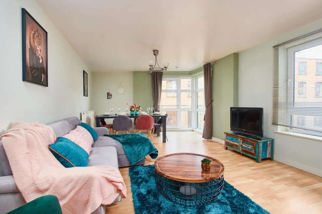 The Sleek Nottingham Gem With Balcony - Sleeps 6 Apartment